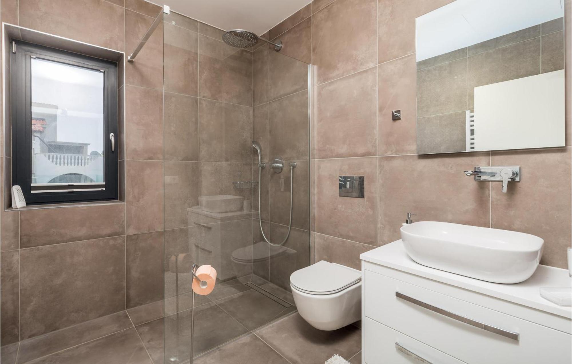 4 Bedroom Gorgeous Home In Lun Lun  Dış mekan fotoğraf