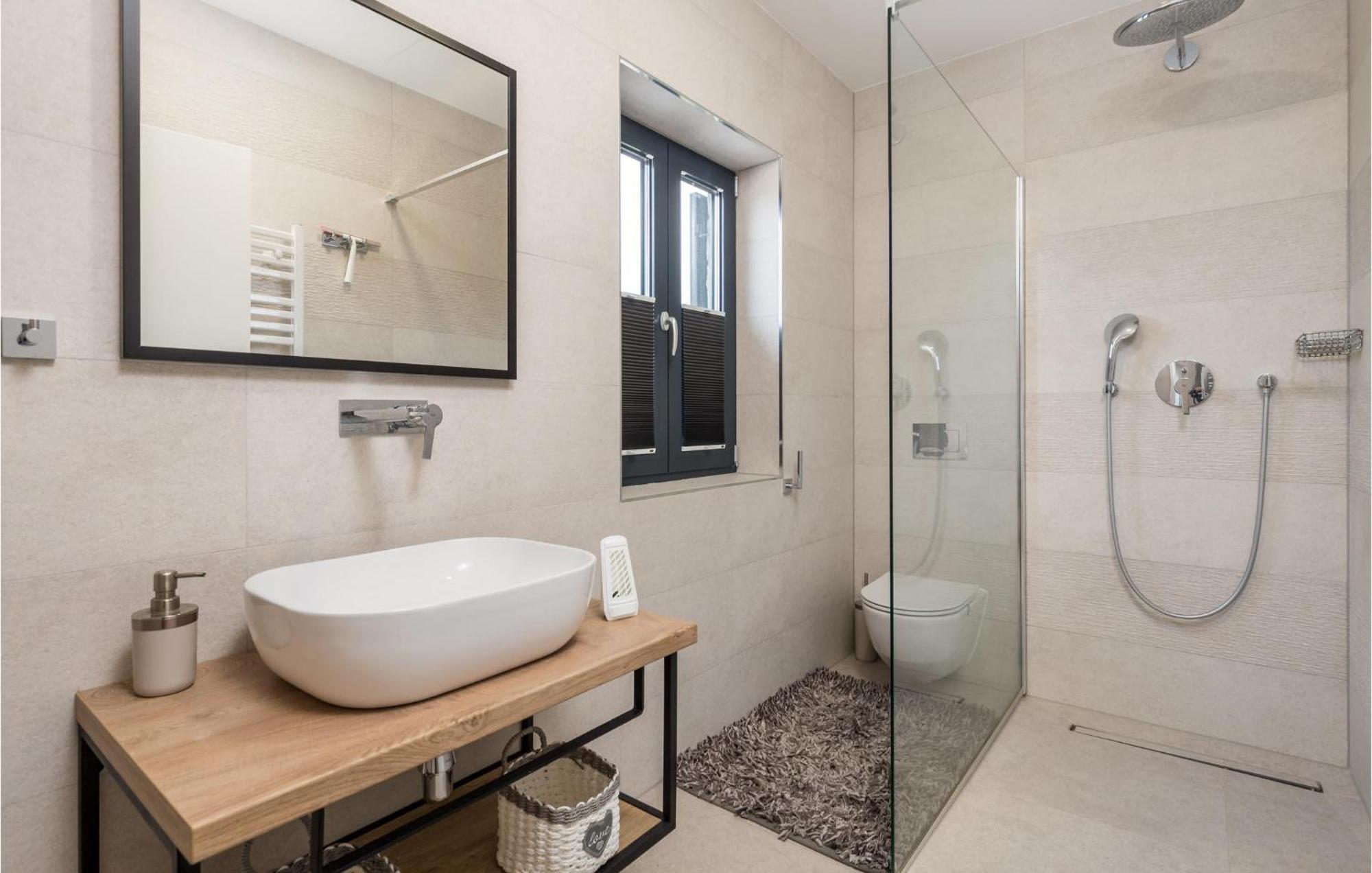 4 Bedroom Gorgeous Home In Lun Lun  Dış mekan fotoğraf