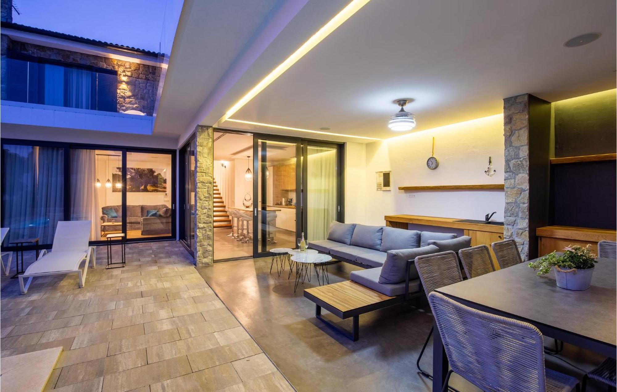 4 Bedroom Gorgeous Home In Lun Lun  Dış mekan fotoğraf