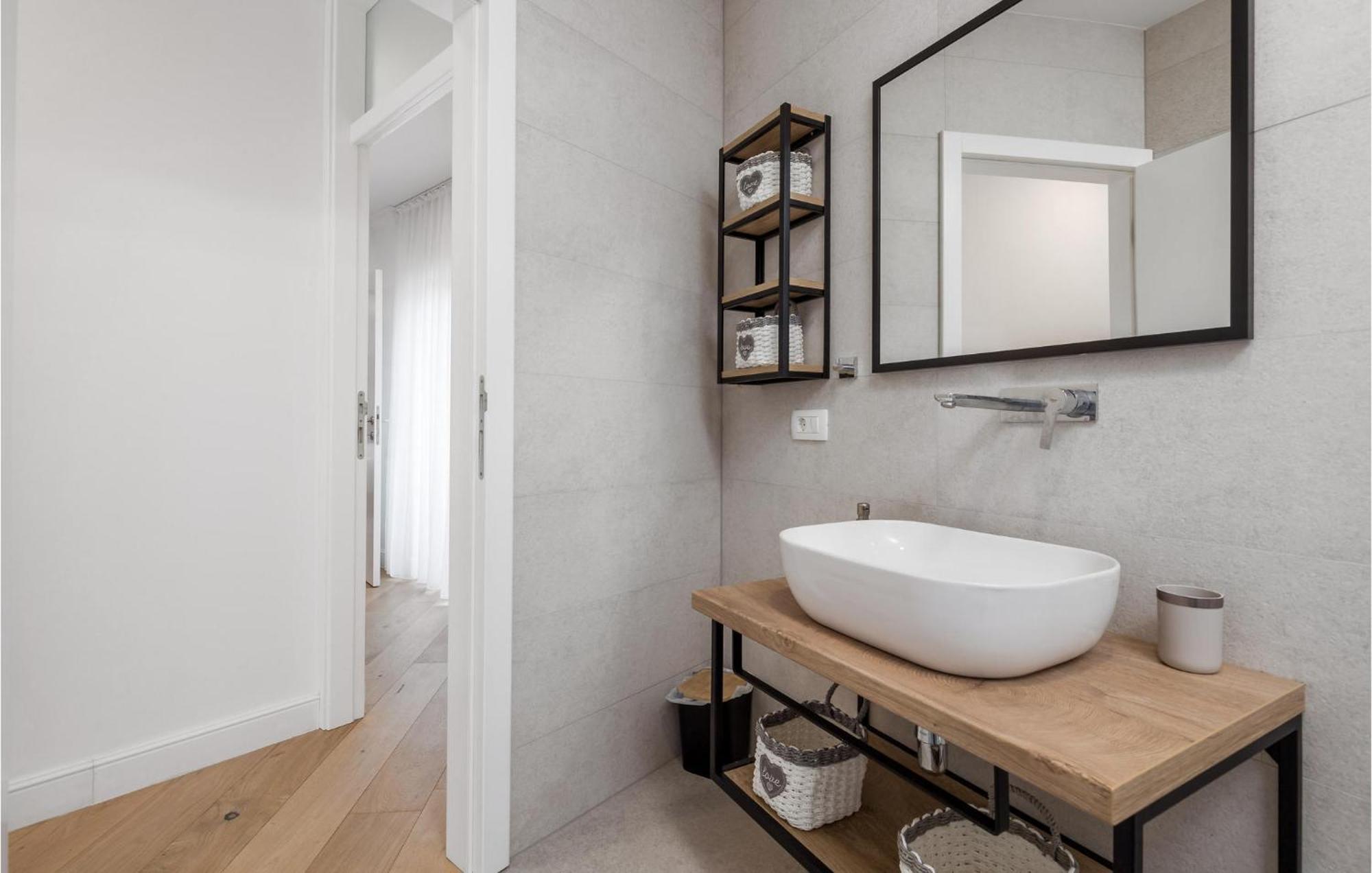 4 Bedroom Gorgeous Home In Lun Lun  Dış mekan fotoğraf